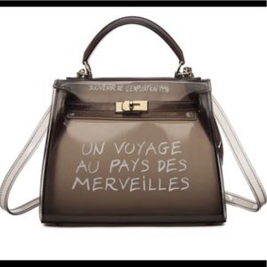 Un voyage crossbody bag